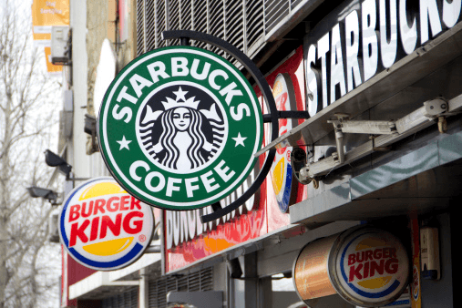 Foto de logo do Starbucks ao lado do logo do Burguer King